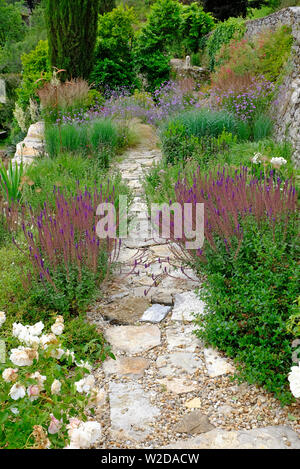 Crazy paving sentier en jardin à la française, vallée du Lot, France Banque D'Images