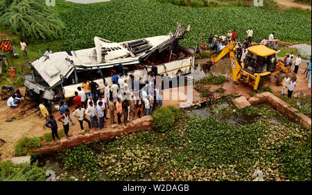 (190708) -- AGRA, le 8 juillet 2019 (Xinhua) -- les gens se tenir à proximité de l'autobus endommagé à la périphérie de région d'Agra, Uttar Pradesh, Inde, le 8 juillet 2019. Le nombre de morts dans l'accident de bus lundi matin dans le nord de l'Inde a augmenté à 29, tandis que 18 personnes ont été blessées, des sources ont confirmé. L'accident s'est produit lorsqu'un bus de passagers en direction de Delhi de Lucknow, la capitale du nord de l'état d'Uttar Pradesh, est tombé dans un autour de 50-pieds de profondeur vidanger aux premières heures de lundi en région d'Agra d'Uttar Pradesh. (Str/AFP) Banque D'Images