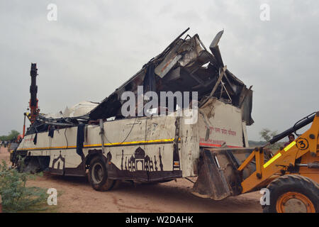 (190708) -- AGRA, le 8 juillet 2019 (Xinhua) -- un bus endommagé est considéré sur la périphérie de région d'Agra, Uttar Pradesh, Inde, le 8 juillet 2019. Le nombre de morts dans l'accident de bus lundi matin dans le nord de l'Inde a augmenté à 29, tandis que 18 personnes ont été blessées, des sources ont confirmé. L'accident s'est produit lorsqu'un bus de passagers en direction de Delhi de Lucknow, la capitale du nord de l'état d'Uttar Pradesh, est tombé dans un autour de 50-pieds de profondeur vidanger aux premières heures de lundi en région d'Agra d'Uttar Pradesh. (Str/AFP) Banque D'Images