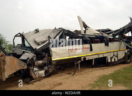 (190708) -- AGRA, le 8 juillet 2019 (Xinhua) -- un bus endommagé est considéré sur la périphérie de région d'Agra, Uttar Pradesh, Inde, le 8 juillet 2019. Le nombre de morts dans l'accident de bus lundi matin dans le nord de l'Inde a augmenté à 29, tandis que 18 personnes ont été blessées, des sources ont confirmé. L'accident s'est produit lorsqu'un bus de passagers en direction de Delhi de Lucknow, la capitale du nord de l'état d'Uttar Pradesh, est tombé dans un autour de 50-pieds de profondeur vidanger aux premières heures de lundi en région d'Agra d'Uttar Pradesh. (Str/AFP) Banque D'Images