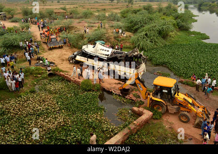 (190708) -- AGRA, le 8 juillet 2019 (Xinhua) -- les gens se tenir à proximité de l'autobus endommagé à la périphérie de région d'Agra, Uttar Pradesh, Inde, le 8 juillet 2019. Le nombre de morts dans l'accident de bus lundi matin dans le nord de l'Inde a augmenté à 29, tandis que 18 personnes ont été blessées, des sources ont confirmé. L'accident s'est produit lorsqu'un bus de passagers en direction de Delhi de Lucknow, la capitale du nord de l'état d'Uttar Pradesh, est tombé dans un autour de 50-pieds de profondeur vidanger aux premières heures de lundi en région d'Agra d'Uttar Pradesh. (Str/AFP) Banque D'Images