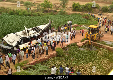 (190708) -- AGRA, le 8 juillet 2019 (Xinhua) -- les gens se tenir à proximité de l'autobus endommagé à la périphérie de région d'Agra, Uttar Pradesh, Inde, le 8 juillet 2019. Le nombre de morts dans l'accident de bus lundi matin dans le nord de l'Inde a augmenté à 29, tandis que 18 personnes ont été blessées, des sources ont confirmé. L'accident s'est produit lorsqu'un bus de passagers en direction de Delhi de Lucknow, la capitale du nord de l'état d'Uttar Pradesh, est tombé dans un autour de 50-pieds de profondeur vidanger aux premières heures de lundi en région d'Agra d'Uttar Pradesh. (Str/AFP) Banque D'Images