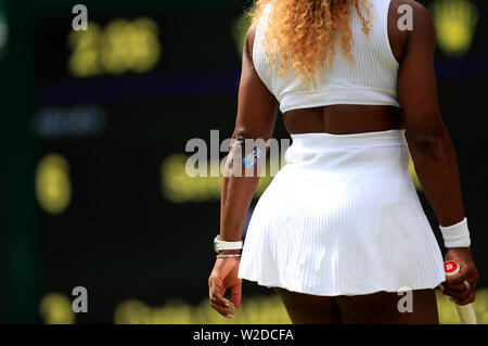 Un plâtre sur le coude de Serena Williams en tant qu'elle est en concurrence contre Carla Suarez Navarro le jour sept de la Wimbledon à l'All England Lawn Tennis et croquet Club, Wimbledon. Banque D'Images