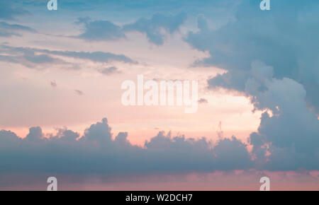 Nuageux ciel tropical coloré au coucher du soleil, le fond photo Banque D'Images