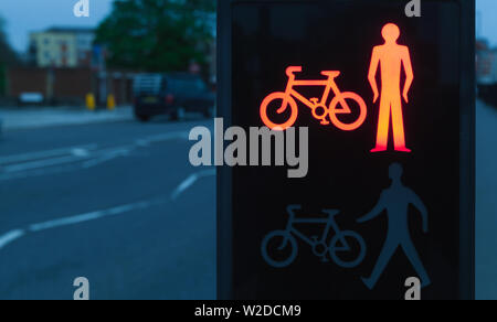 Passage pour piétons, les feux de circulation avec signal d'arrêt rouge à noir soir Banque D'Images