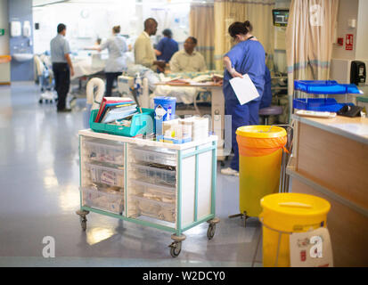 Chariot de médicaments dans un hôpital du NHS Banque D'Images