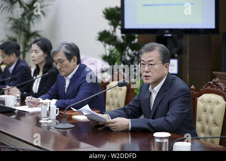 Séoul, Corée du Sud, la Corée du Sud. 8 juillet, 2019. 8 juillet 2019-Séoul, en Korea-South Président Coréen Moon Jae-in parle lors d'une réunion avec les hauts bleu Chambre Présidentielle aides à son bureau. Le président Lune Jae-in appelée sur le Japon le lundi de retirer son récent contrôle à l'exportation à l'encontre de sociétés sud-coréennes, la décrivant comme une tentative de limiter le commerce dans un but politique. Briser sa réticence stratégique sur la question sensible, Moon, a déclaré que son administration va d'abord faire ''calme'' d'efforts pour le résoudre par la voie diplomatique. Bureau : Président de crédit/ZUMA/Alamy Fil Live News Banque D'Images