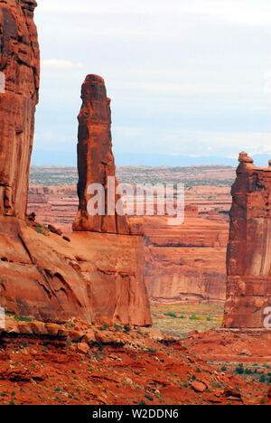 Un paysage lointain vue entre la belle monolithes imposants Arches National Park, Utah, USA Banque D'Images