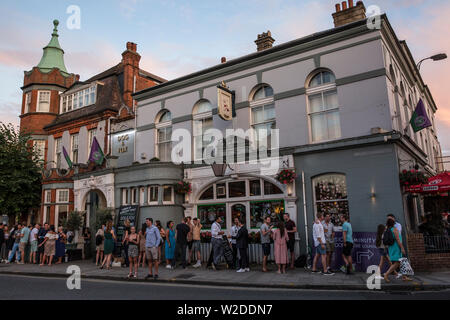 Dog & Fox pub dans Wimbledon Village sur une soirée d'été au cours des championnats de tennis, dans le sud-ouest de Londres, Angleterre, Royaume-Uni. Banque D'Images