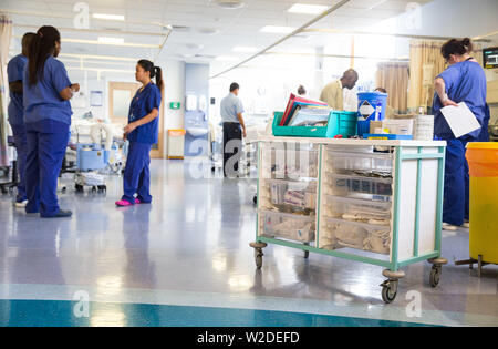 Chariot de médicaments dans un quartier dans un hôpital du NHS Banque D'Images