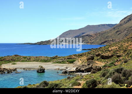 L'eau claire de la baie de Loutro village sur l'île de Crète en Grèce Banque D'Images