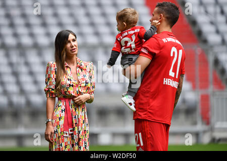 Lucas HERNANDEZ avec femme Amelia Ossa Llorente et son fils Martin. Présentation, Présentation Lucas HERNANDEZ, conférence de presse, le FC Bayern Munich. Le football 1. Saison 2019/2020, Bundesliga, le 08.07.2019 dans l'Allianz Arena. Dans le monde d'utilisation | Banque D'Images