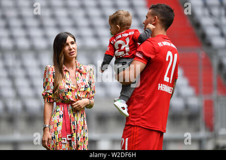 Lucas HERNANDEZ avec femme Amelia Ossa Llorente et son fils Martin. Présentation, Présentation Lucas HERNANDEZ, conférence de presse, le FC Bayern Munich. Le football 1. Saison 2019/2020, Bundesliga, le 08.07.2019 dans l'Allianz Arena. Dans le monde d'utilisation | Banque D'Images