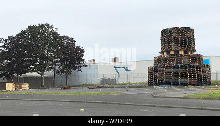 Avoniel centre de loisirs a été ouvert aux affaires comme d'habitude le lundi matin, après qu'il a été forcé de fermer tôt le dimanche après que le personnel se sent menacée par le bonfire constructeurs, qui sont la construction d'un feu de camp le 11 juillet dans le parking de l'établissement à Belfast, en Irlande du Nord. Banque D'Images