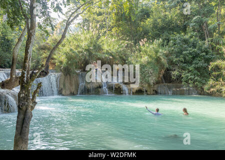 Luang Prabang, Laos - 21 décembre 2013 : Cascade dans la forêt de pluie (Tat Cascades de Kuang Si à Luang Prabang, Laos.) avec les touristes natation Banque D'Images