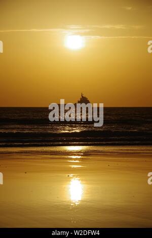 La silhouette du navire de soutien de l'huile sur la mer du Nord Aberdeen Offshore au lever du soleil. L'Écosse, au Royaume-Uni. Banque D'Images