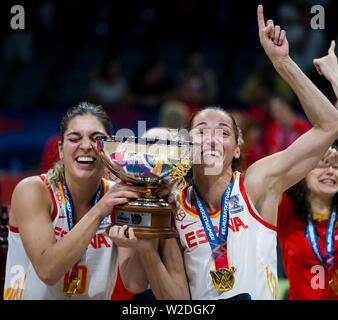 Marta Xargay d'ESP et Lala Palau de la Fiba le win ESP Women's Euro Basket 2019 et célébrer la médaille d'or avec le trophée Banque D'Images