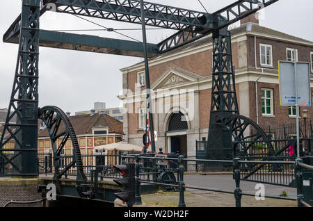 Amsterdam, Pays-Bas - 03 mai 2019 : Vieux pont métallique noir sur le canal. Banque D'Images