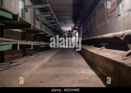 25 juin 2019, la Saxe-Anhalt, Harbke : un tunnel sous l'ancien Marienborn passage de frontière. Dans le tunnel, les bâtiments de la fortification des frontières pourrait être atteint et fournis sous terre. Aujourd'hui, la partition allemande Marienborn Memorial est situé sur le site. Les bâtiments de passage de la frontière, à l'autoroute 2 ont été répertoriés depuis 1990. Le monument inauguré en 1996. Photo : Klaus-Dietmar Gabbert/dpa-Zentralbild/ZB Banque D'Images