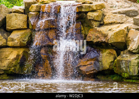 Cascade avec de grosses pierres, beau jardin architecture, nature fond de l'eau en continu Banque D'Images