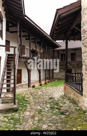 Dans la cour de la Cité Médiévale de monastère orthodoxe, Rozhen près de Melnik, Bulgarie Banque D'Images