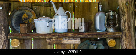 Old vintage art de la table sur un plateau en bois, certains vieux tasses et assiettes, historiques et de l'équipement primitif Banque D'Images