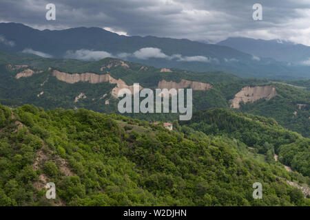 Pyramides de Rozhen -un unique en forme de pyramide falaises montagnes en Bulgarie, près de la ville de Melnik. Banque D'Images