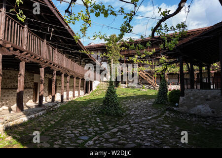 Dans la cour de la Cité Médiévale de monastère orthodoxe, Rozhen près de Melnik, Bulgarie Banque D'Images