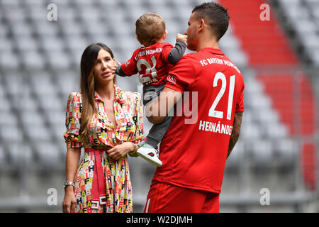 Lucas HERNANDEZ avec femme Amelia Ossa Llorente.et son fils Martin. Présentation, Présentation Lucas HERNANDEZ, conférence de presse, le FC Bayern Munich. Le football 1. Saison 2019/2020, Bundesliga, le 08.07.2019 dans l'Allianz Arena. Dans le monde d'utilisation | Banque D'Images