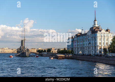 Saint-pétersbourg, Russie - 1 juillet 2019 : croiseur Aurore sur la rivière Neva et Nakhimov École Navale à Saint-Pétersbourg, Russie Banque D'Images