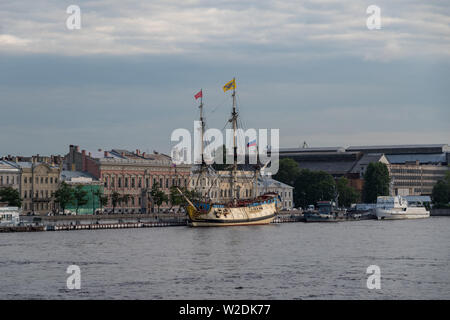 Navire à voiles "Poltava" sur l'anglais quai de la rivière Neva. Moscow, Russie - "Poltava" c'est la reconstruction historique de 54 canons, construire des navires de ligne Banque D'Images