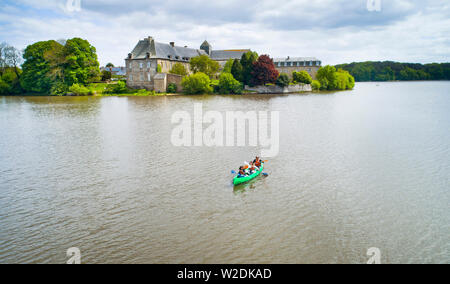 Paimpont (Bretagne, nord-ouest de la France) : Vue aérienne de l'étang et l'abbaye de Notre-Dame (Notre Dame) Banque D'Images