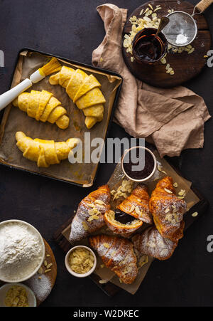 Des croissants frais d'amandiers et de flocons de sucre glace Vue de dessus Banque D'Images