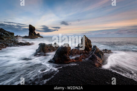 Vagues qui rocks at plage noire de Djupalonssandur de Snæfellsnes, Islande Banque D'Images