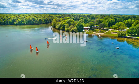 Vue aérienne du lac de Châteaubourg à Iffendic (Bretagne, nord-ouest de la France) dans la forêt de Brocéliande. Lac, forêt et parc des sports et loisirs Banque D'Images