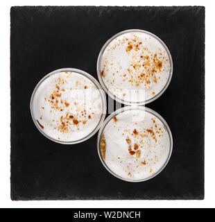 Dessert cheesecake au miel dans un pot sur une plaque en pierre noir isolé sur fond blanc Banque D'Images