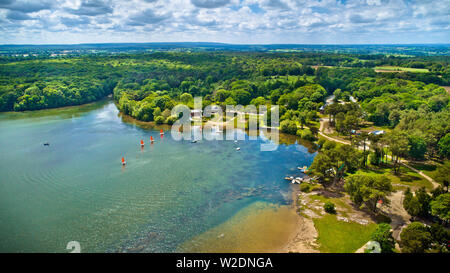 Vue aérienne du lac de Châteaubourg à Iffendic (Bretagne, nord-ouest de la France) dans la forêt de Brocéliande. Lac, forêt et parc des sports et loisirs Banque D'Images