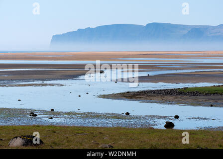 Falaises de Westfjord en plein jour, Raudisandur, Islande Banque D'Images