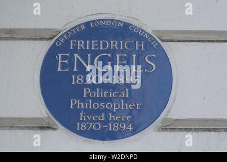 Blue plaque commémorant Fredrich Engels, Primrose Hill, London, NW1, en Angleterre. Organisateur : Ethel Davies;Davies, Ethel. Banque D'Images