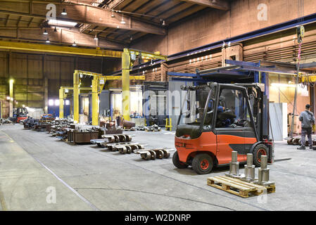 Les travailleurs dans une usine industrielle - milieu de Foundry - production de pièces moulées en acier Banque D'Images