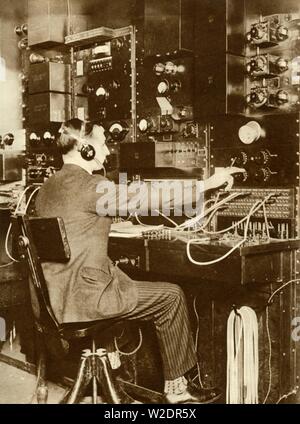 Premier appel téléphonique transatlantique, de Londres à New York, 7 mars 1926, (1935). Créateur : Inconnu. Banque D'Images