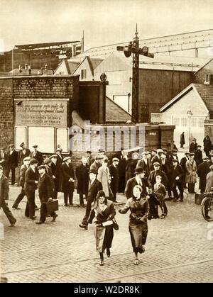 Les travailleurs quittant...après la construction de 'Cunarder 534' a été suspendu, décembre 1931, (1935). Créateur : Inconnu. Banque D'Images