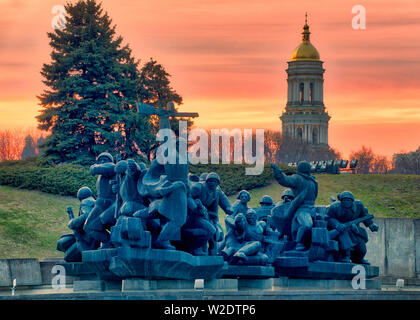 Croisement de la Dniepr monument à la Cité Nationale de l'histoire de l'Ukraine dans la seconde guerre mondiale et la grande Laure Clocher, Kiev, Ukraine Banque D'Images