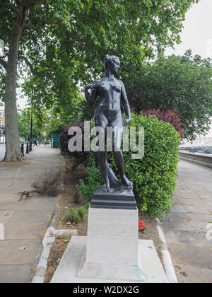 Londres, UK - circa 2019 JUIN : statue en bronze d'Atalanta (vierge chasseresse de la mythologie grecque) par le sculpteur anglais Francis Derwent Wood érigée sur Che Banque D'Images