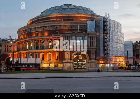 Londres, Royaume-Uni - 21 décembre 2018 : Royal Albert Hall au crépuscule, Londres, Royaume-Uni. Banque D'Images