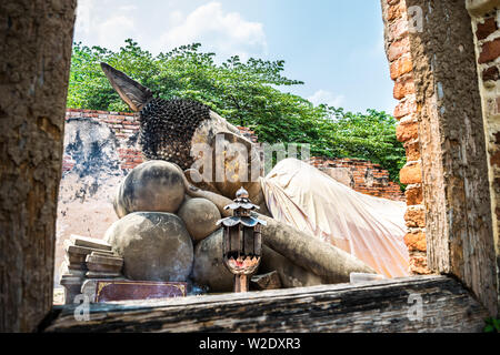 Avis du Bouddha couché du Wat Phutthaisawan qui est l'ancien temple bouddhiste dans le parc historique d'Ayutthaya, province d'Ayutthaya, Thaïlande. Banque D'Images