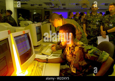 Un aviateur mans Première Classe un ordinateur dans la salle des opérations de l'air, où il passe pour les questions d'exercice spidernet FLASH L'UNION. L'USAFE (US Air Force en Europe) a parrainé l'Union exercice 01 FLASH pour former le Joint Force Air Component Commander, le Centre des opérations aériennes conjointes et l'USAREUR (Europe) à l'aide de l'élément de coordination de bataille la simulation informatique et à des logiciels dans l'art de la guerre la planification et l'exécution. Banque D'Images