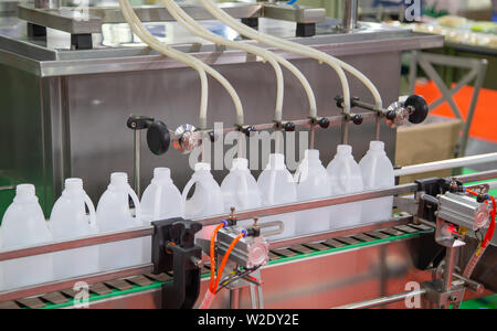 La production de machines de remplissage de bouteilles de plastique liquide Banque D'Images