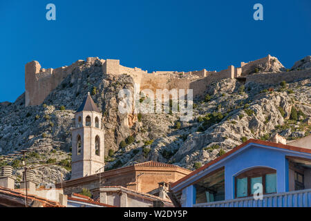 Le château maure sur église gothique de San Miguel dans ville de Castellote, Maestrat (Maestrazgo) région, province de Teruel, Aragon, Espagne Banque D'Images