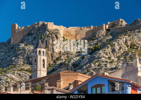 Le château maure sur église gothique de San Miguel dans ville de Castellote, Maestrat (Maestrazgo) région, province de Teruel, Aragon, Espagne Banque D'Images